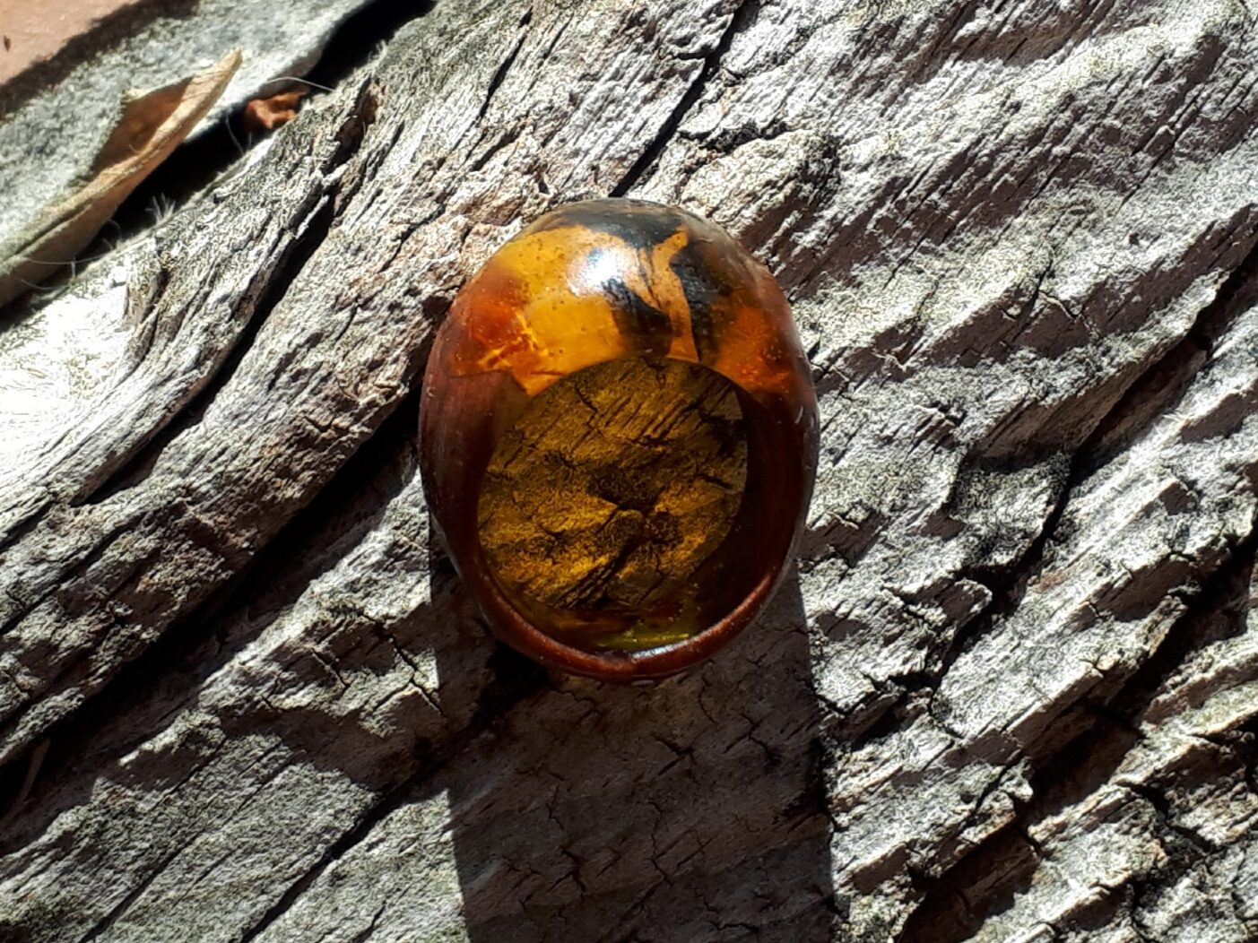 Anillo de resina y de madera miel