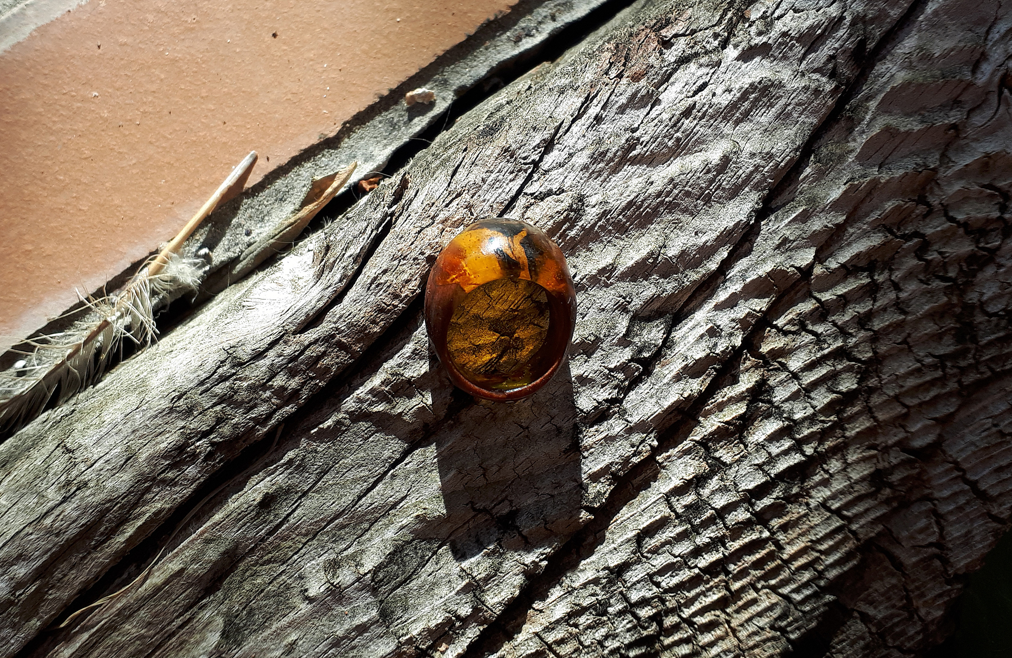 Anillo de resina y de madera llamado miel