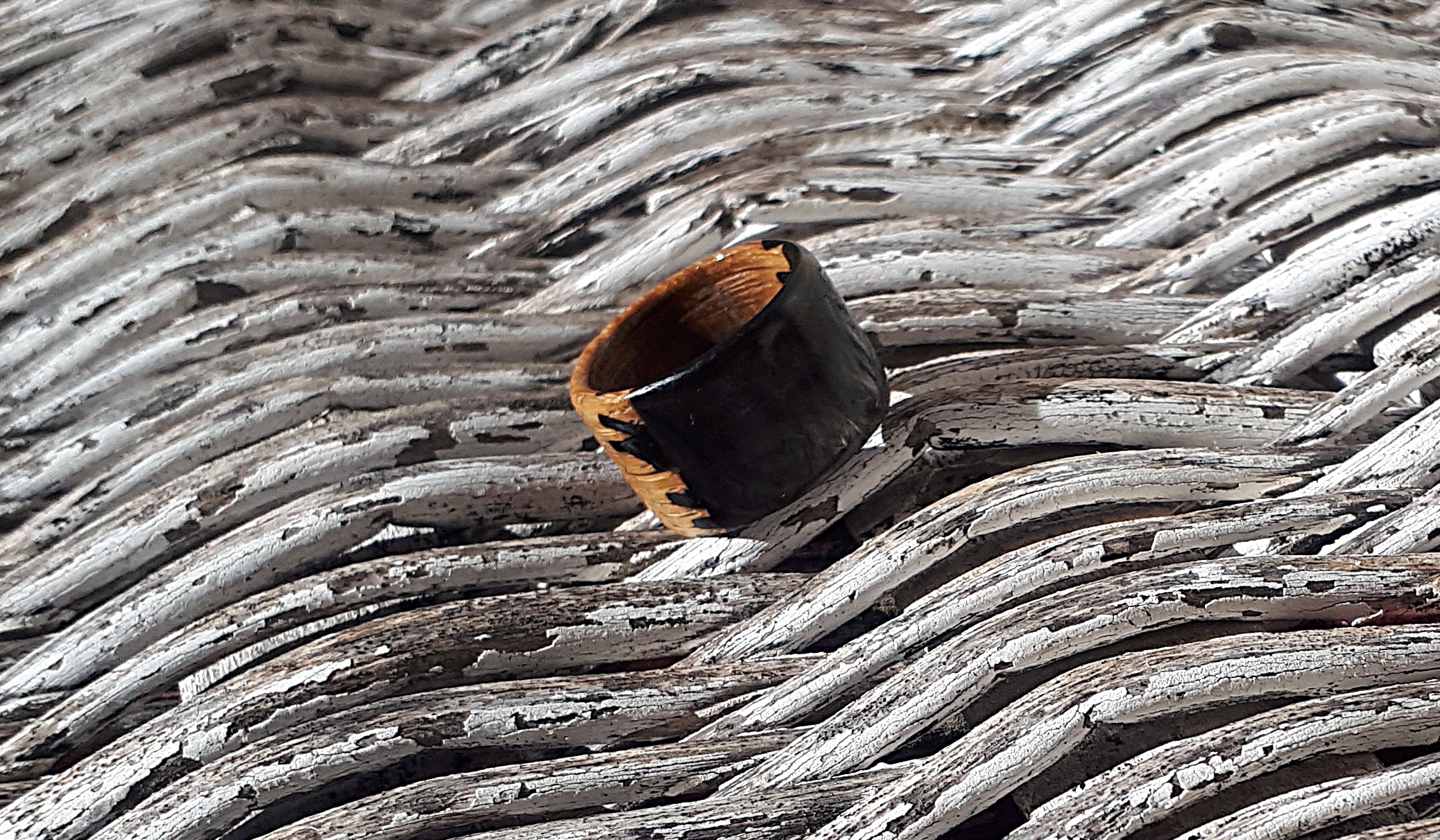 Negro anillo madera y resina anillo madera y resina negra