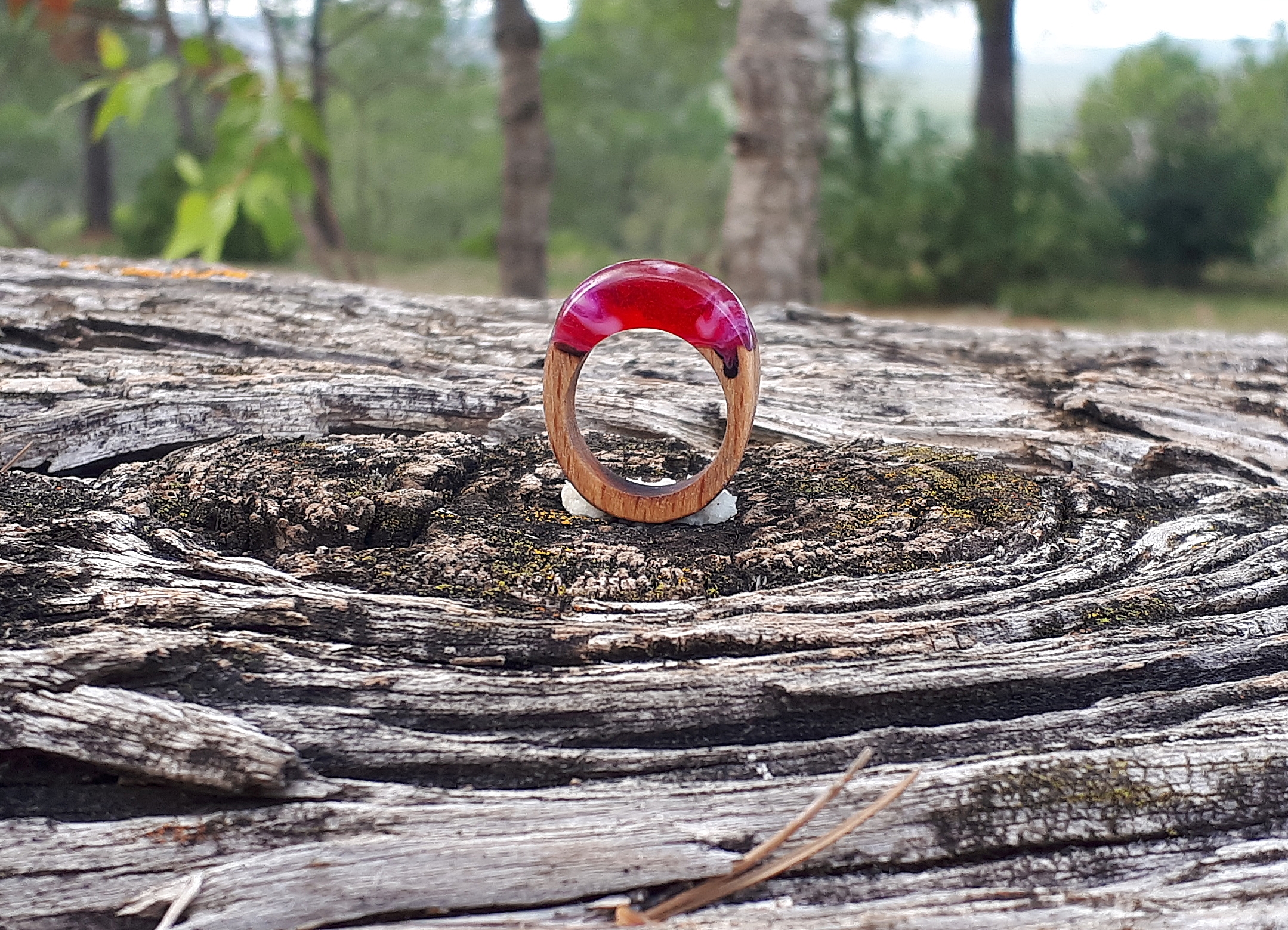 Anillo rojo de resina y madera
